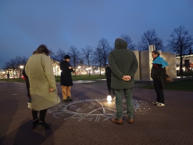 De stiltekring voor vrede, een initiatief van Stop de Oorlog Amsterdam, al een paar jaar elke maandag van 18 tot 19 uur op het Museumplein.