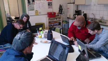 Fb-club in de keuken van de A'damse straatkrant Z! (2014)